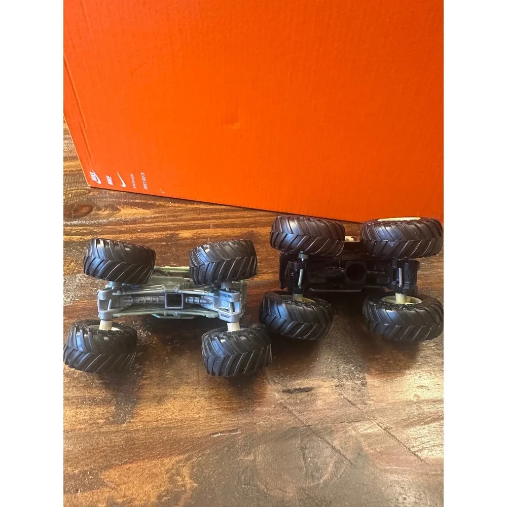 Monster Jam Soldier Fortune & Hot Wheels HWMT Humvee CamoMonster Trucks 1:64‎
